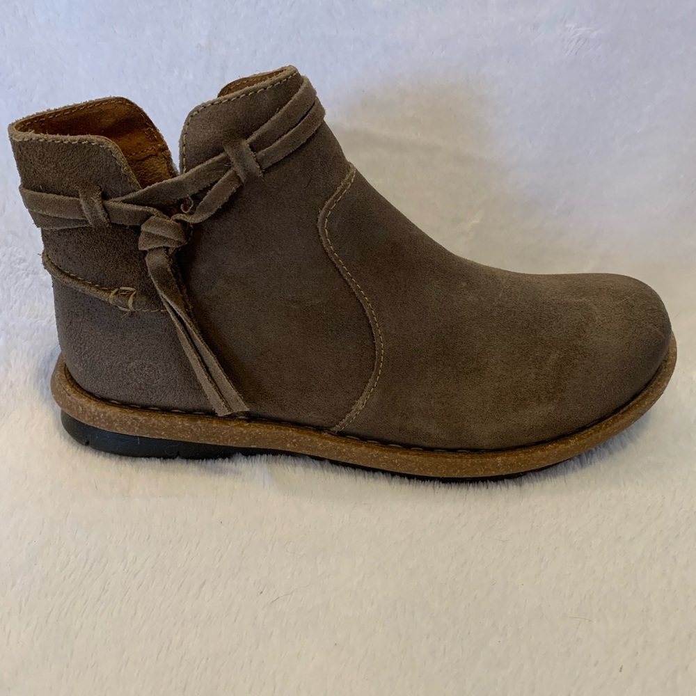 Born “WYNTER” ankle booties - size 9 Medium - New